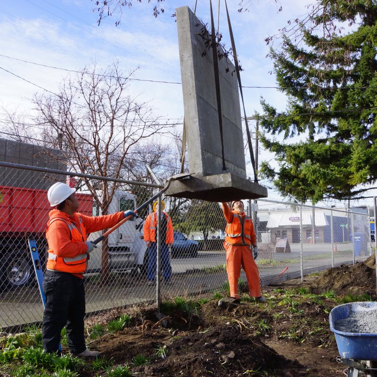 setting-modular-concrete-walls.jpg